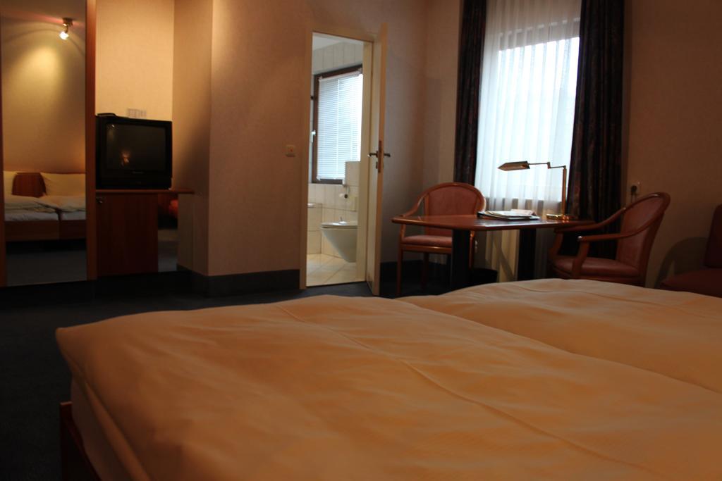 Hotel-Gasthof Die Post Brennerei Frankenhoehe Шиллингсфюрст Номер фото